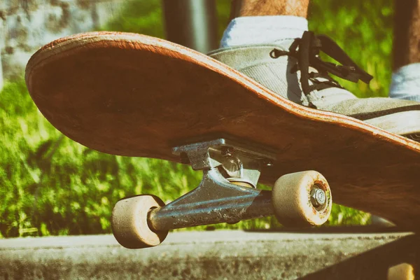 Skateboard Skok Připraveni Udělat Trik Jeho Palubě Mladí Skateboardista — Stock fotografie