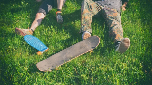 Δύο Skateboarders Χαλάρωση Ένα Πράσινο Γρασίδι — Φωτογραφία Αρχείου