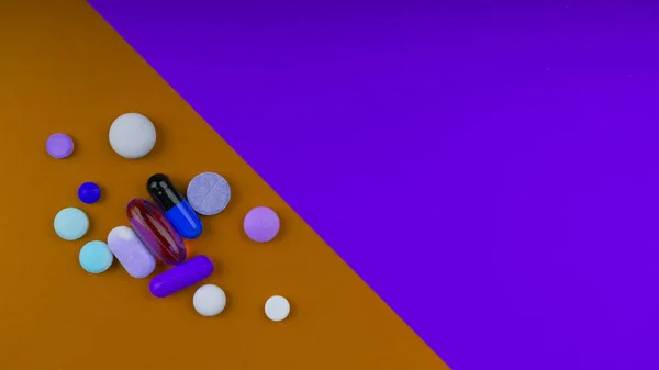 明るい背景に着色された丸薬 — ストック写真