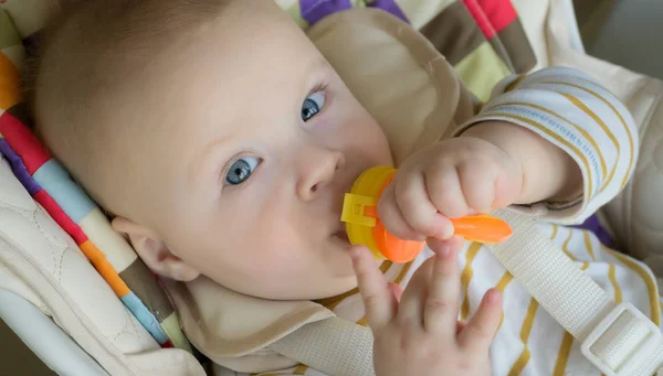 Alimentation Mignon Petit Garçon Avec Grignotage Gros Plan — Photo