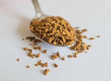 hazır kahve kaşığı beyaz arka plan üzerinde.