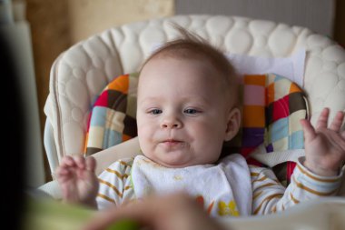 İlk bebek kaşık gelen besleme. Anne beslemeleri bebek homojenize kıyılmış gıda bir kaşıkla. Çocuk Bakımı