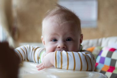 İlk bebek kaşık gelen besleme. Anne beslemeleri bebek homojenize kıyılmış gıda bir kaşıkla. Çocuk Bakımı