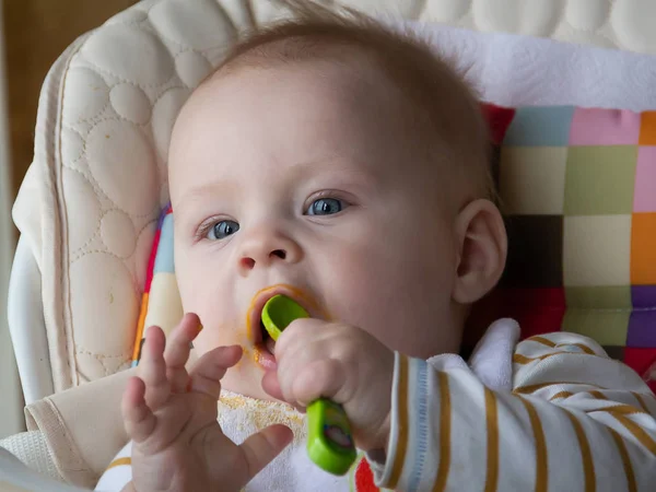 Primeira Alimentação Bebê Colher Mamãe Alimenta Bebê Homogeneizado Alimentos Picados — Fotografia de Stock