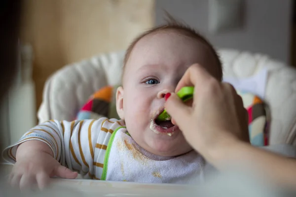 Prima Alimentazione Del Bambino Dal Cucchiaio Mamma Nutre Bambino Omogeneizzato — Foto Stock