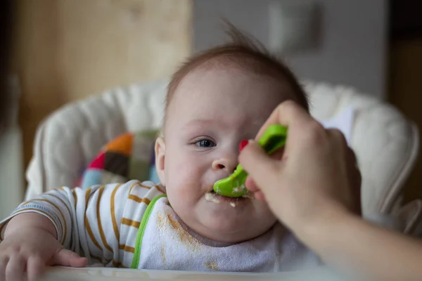 Prima Alimentazione Del Bambino Dal Cucchiaio Mamma Nutre Bambino Omogeneizzato — Foto Stock