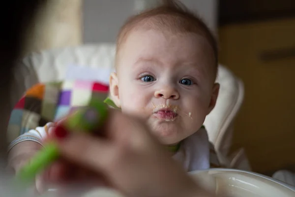 Primeira Alimentação Bebê Colher Mamãe Alimenta Bebê Homogeneizado Alimentos Picados — Fotografia de Stock