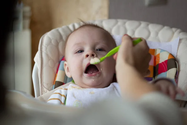 Primera Alimentación Del Bebé Cuchara Mamá Alimenta Bebé Con Una — Foto de Stock