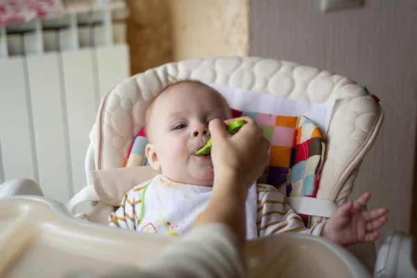 Primeira Alimentação Bebê Colher Mamãe Alimenta Bebê Homogeneizado Alimentos Picados — Fotografia de Stock