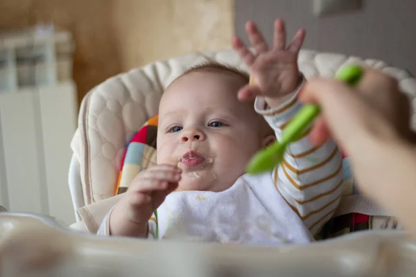 Première Alimentation Bébé Partir Cuillère Maman Nourrit Bébé Homogénéisé Haché — Photo