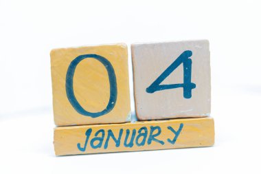 4 Ocak. Gün 4 ay, takvim ahşap arka plan üzerinde. Kış saati, yıl kavramı