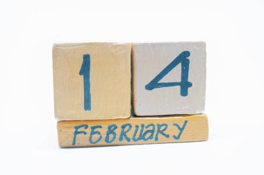 14 Şubat. Gün 14 ay, beyaz arka plan üzerinde izole el yapımı ahşap takvim. Kış ay, gün yıl kavramın