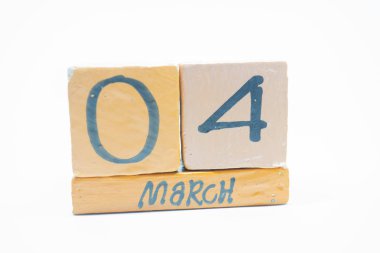 4 Mart. 4. gün ayın, beyaz arka plan üzerinde izole el yapımı ahşap takvim. Bahar ay, gün yıl kavramın.