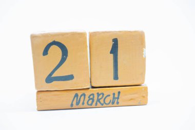 21 Mart. ay, beyaz arka plan üzerinde izole el yapımı ahşap takvim günü 20. Bahar ay, gün yıl kavramın.