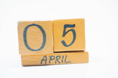 5 Nisan. Gün 5 ay, beyaz arka plan üzerinde izole el yapımı ahşap takvim. bahar ay, gün yıl kavramın
