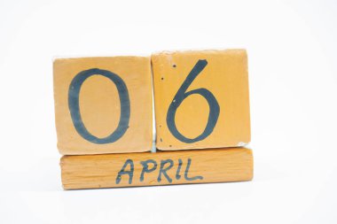 5 Nisan. Gün 6 ay, beyaz arka plan üzerinde izole el yapımı ahşap takvim. bahar ay, gün yıl kavramın