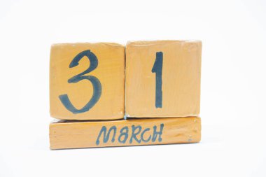 Mart 31. gün 31 ayın, beyaz arka plan üzerinde izole el yapımı ahşap takvim. Bahar ay, gün yıl kavramın.