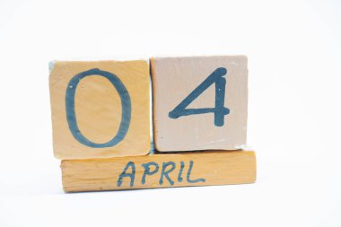 4 Nisan. 4. gün ayın, beyaz arka plan üzerinde izole el yapımı ahşap takvim. bahar ay, gün yıl kavramın