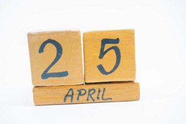 25 Nisan. Ayın, beyaz arka plan üzerinde izole el yapımı ahşap takvim gün 25. bahar ay, gün yıl kavramın