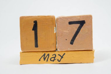 17 Mayıs. Ayın, beyaz arka plan üzerinde izole el yapımı ahşap takvim gün 17. Bahar ay, gün yıl kavramın.