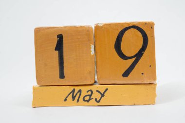 19 Mayıs. Ayın, beyaz arka plan üzerinde izole el yapımı ahşap takvim gün 19. Bahar ay, gün yıl kavramın.