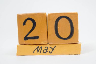20 Mayıs. Ay, beyaz arka plan üzerinde izole el yapımı ahşap takvim günü 20. Bahar ay, gün yıl kavramın.