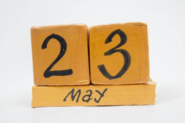 23 Mayıs. gün 23 ay, beyaz arka plan üzerinde izole el yapımı ahşap takvim. Bahar ay, gün yıl kavramın.