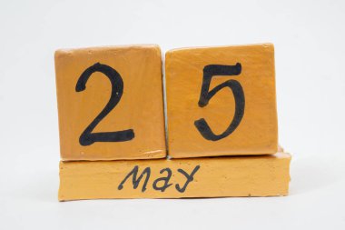 25 Mayıs. Ayın, beyaz arka plan üzerinde izole el yapımı ahşap takvim gün 25. Bahar ay, gün yıl kavramın.