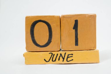 Haziran 1. gün 1 ay, beyaz arka plan üzerinde izole el yapımı ahşap takvim. yaz ay, gün yıl kavramın.