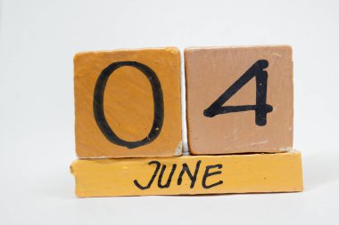 4 Haziran. 4. gün ayın, beyaz arka plan üzerinde izole el yapımı ahşap takvim. yaz ay, gün yıl kavramın.