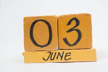 Haziran 3. gün 3 ay, beyaz arka plan üzerinde izole el yapımı ahşap takvim. yaz ay, gün yıl kavramın.