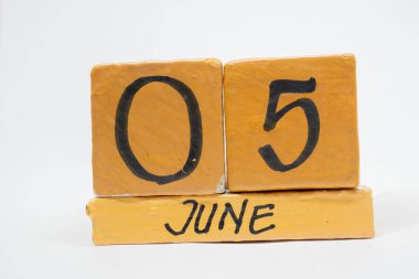 5 Haziran. Gün 5 ay, beyaz arka plan üzerinde izole el yapımı ahşap takvim. yaz ay, gün yıl kavramın.