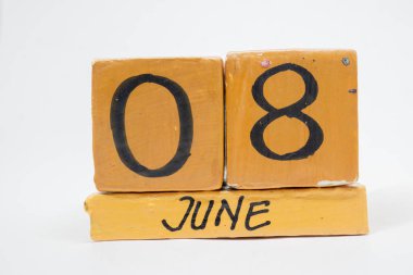 8 Haziran. Ayın, beyaz arka plan üzerinde izole el yapımı ahşap takvim günü 8. yaz ay, gün yıl kavramın.