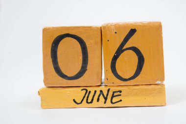 6 Haziran. Gün 6 ay, beyaz arka plan üzerinde izole el yapımı ahşap takvim. yaz ay, gün yıl kavramın.