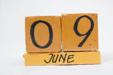 9 Haziran'da. Gün 9 ay, beyaz arka plan üzerinde izole el yapımı ahşap takvim. yaz ay, gün yıl kavramın.