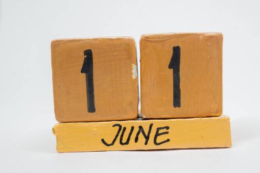 11 Haziran. Gün 11 ay, beyaz arka plan üzerinde izole el yapımı ahşap takvim. yaz ay, gün yıl kavramın.
