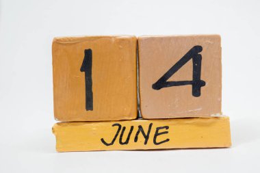 14 Haziran. Gün 14 ay, beyaz arka plan üzerinde izole el yapımı ahşap takvim. yaz ay, gün yıl kavramın.