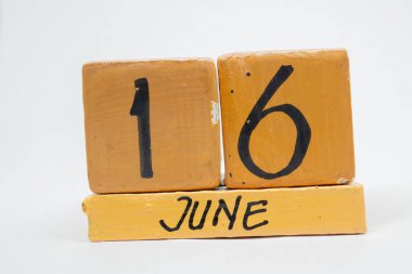 16 Haziran. Ayın, beyaz arka plan üzerinde izole el yapımı ahşap takvim günü 16. yaz ay, gün yıl kavramın.