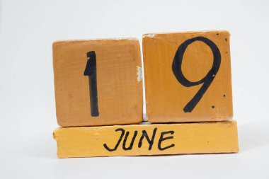Haziran 19. Ayın, beyaz arka plan üzerinde izole el yapımı ahşap takvim gün 19. yaz ay, gün yıl kavramın.