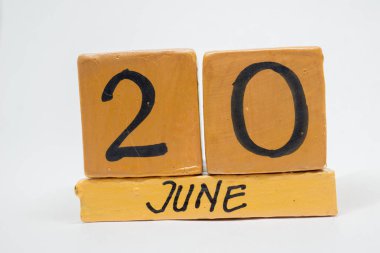 20 Haziran. Ay, beyaz arka plan üzerinde izole el yapımı ahşap takvim günü 20. yaz ay, gün yıl kavramın.