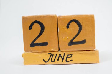 22 Haziran. Ayın, beyaz arka plan üzerinde izole el yapımı ahşap takvim gün 22. yaz ay, gün yıl kavramın.