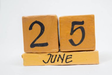 25 Haziran. Ayın, beyaz arka plan üzerinde izole el yapımı ahşap takvim gün 25. yaz ay, gün yıl kavramın.