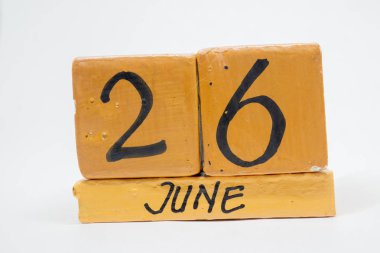 26 Haziran. Ayın, beyaz arka plan üzerinde izole el yapımı ahşap takvim günü 26. yaz ay, gün yıl kavramın.