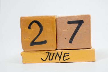 27 Haziran. Ayın, beyaz arka plan üzerinde izole el yapımı ahşap takvim gün 27. yaz ay, gün yıl kavramın.