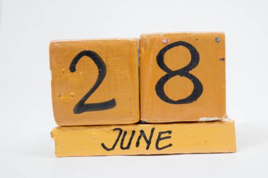 28 Haziran'da. Ayın, beyaz arka plan üzerinde izole el yapımı ahşap takvim günü 28. yaz ay, gün yıl kavramın,.