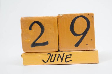 29 Haziran. Ayın, beyaz arka plan üzerinde izole el yapımı ahşap takvim gün 29. yaz ay, gün yıl kavramın.