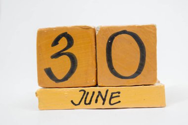 30 Haziran. Gün 30 ay, beyaz arka plan üzerinde izole el yapımı ahşap takvim. yaz ay, gün yıl kavramın.