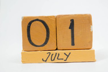 1. gün 1 ay, beyaz arka plan üzerinde izole el yapımı ahşap takvim. yaz ay, gün yıl kavramın.