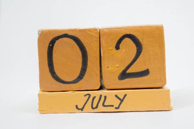 Temmuz 2. Gün 2 ay, beyaz arka plan üzerinde izole el yapımı ahşap takvim. yaz ay, gün yıl kavramın.