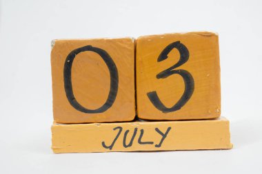 3 Temmuz. gün 3 ay, beyaz arka plan üzerinde izole el yapımı ahşap takvim. yaz ay, gün yıl kavramın.